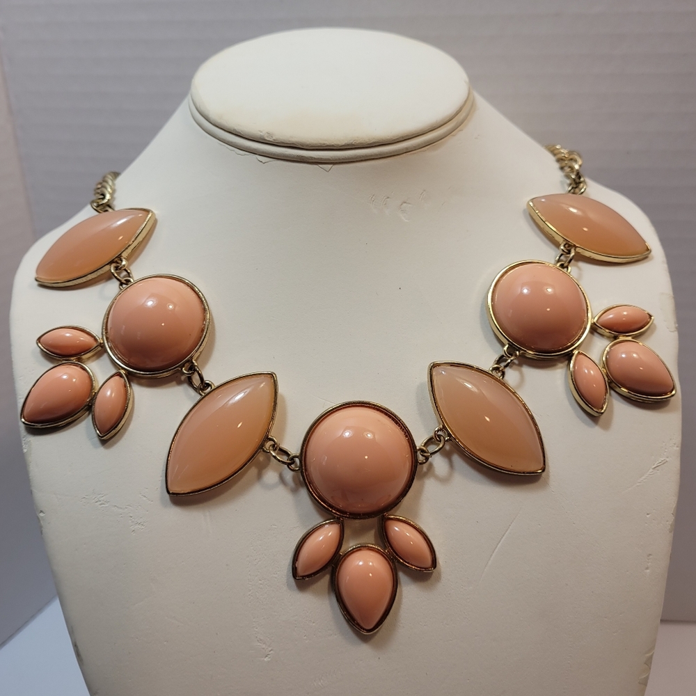 Pale Coral or Pink Color Gold Tone Bib Statement Necklace Vintage - Picture 4 of 7